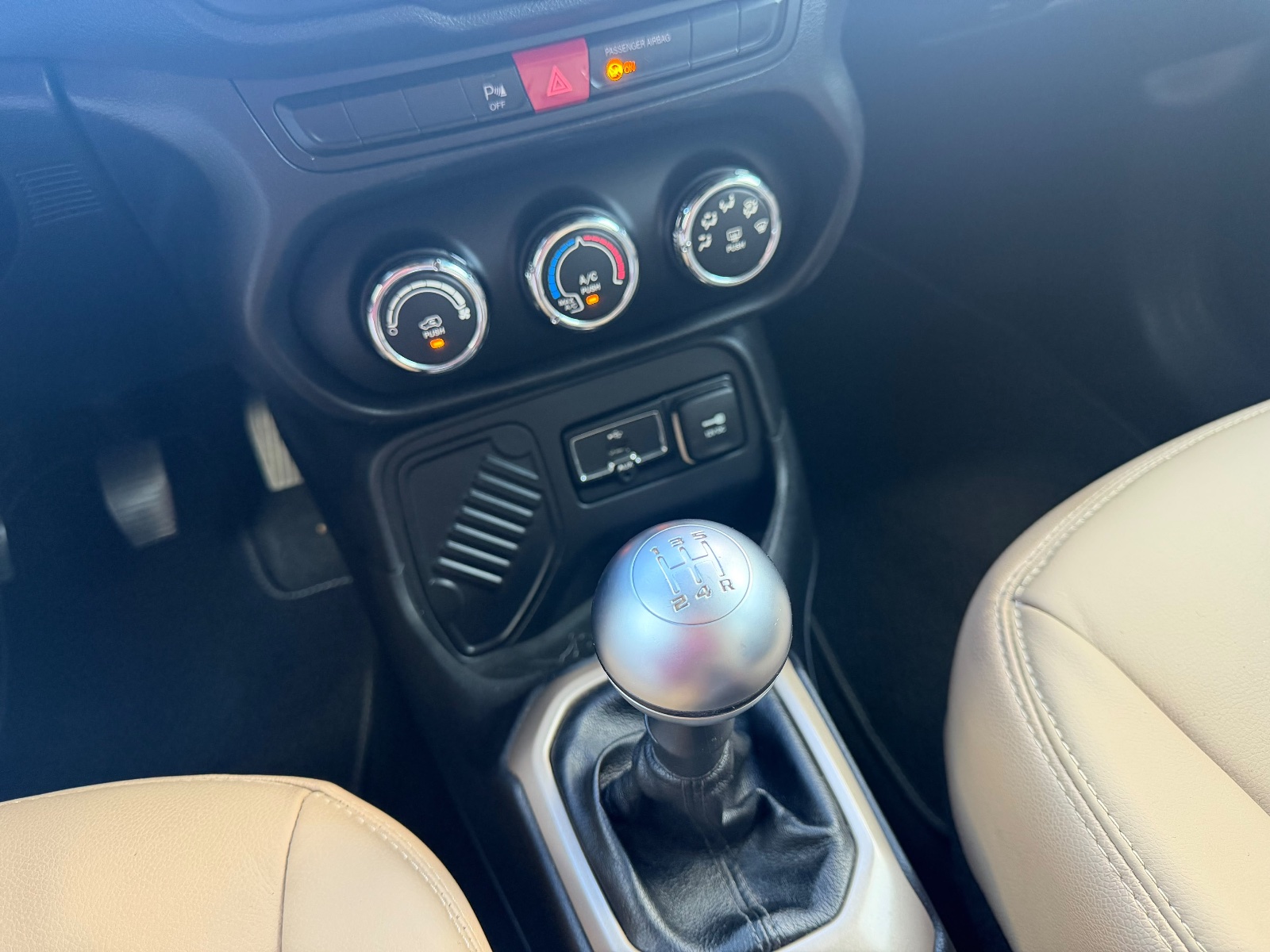 Jeep Renegade Sport 1.8 4x2 Flex 16V Mec., foto 15 de 16